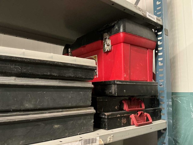 Diverse kunstof koffers en assortimentsdozen (8x) - afbeelding 2 van  4