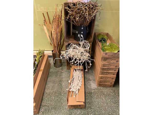 Diverse kunstplanten en decoratie - afbeelding 2 van  12