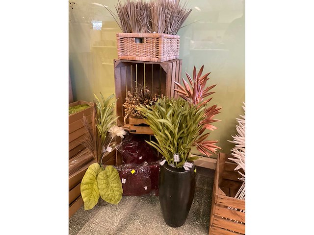 Diverse kunstplanten en decoratie - afbeelding 7 van  12