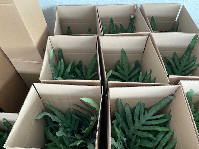 Diverse kunstplanten en kerstdecoratie - afbeelding 4 van  7