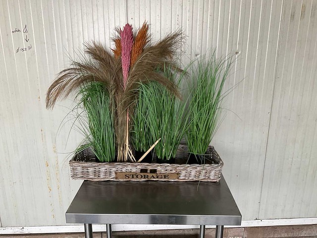 Diverse kunstplanten in mand decoratiemateriaal - afbeelding 1 van  2