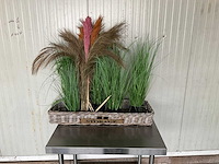 Diverse kunstplanten in mand decoratiemateriaal