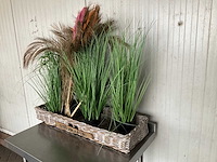Diverse kunstplanten in mand decoratiemateriaal - afbeelding 2 van  2