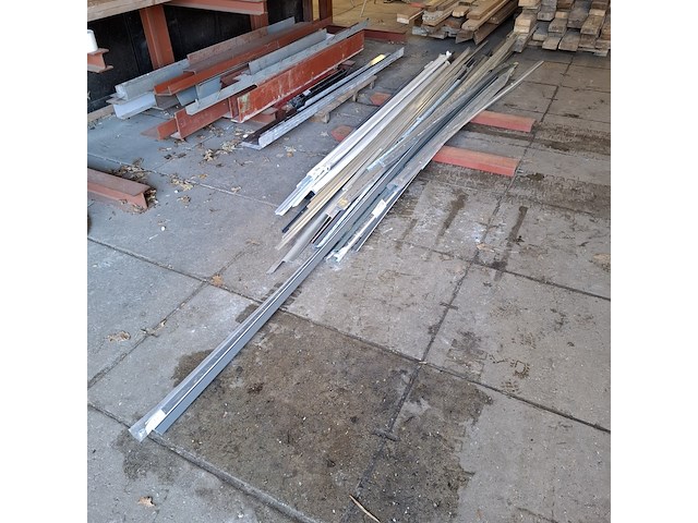 Diverse kunststof en aluminium profielen, keralit / protex - afbeelding 1 van  12