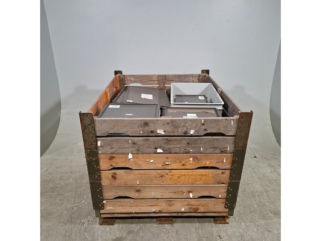 Diverse kunststof kisten en koffers - afbeelding 1 van  7