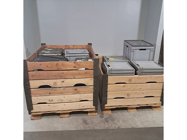 Diverse kunststof koffers en bakken - afbeelding 1 van  8