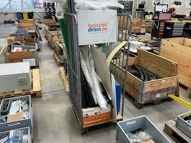 Diverse kunststof platen in stalen kar - afbeelding 1 van  5