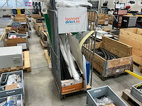 Diverse kunststof platen in stalen kar - afbeelding 1 van  5