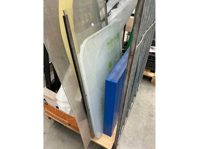 Diverse kunststof platen in stalen kar - afbeelding 3 van  5