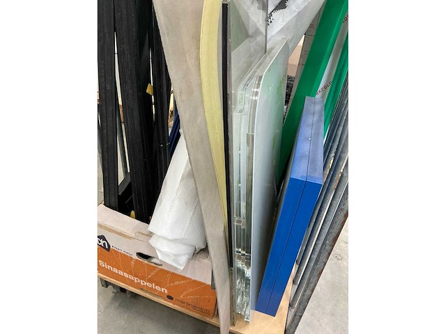 Diverse kunststof platen in stalen kar - afbeelding 4 van  5