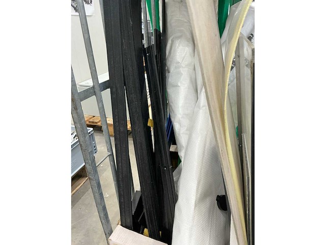 Diverse kunststof platen in stalen kar - afbeelding 5 van  5