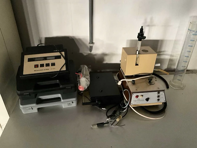 Diverse laboratorium apparatuur en glaswerk - afbeelding 10 van  19
