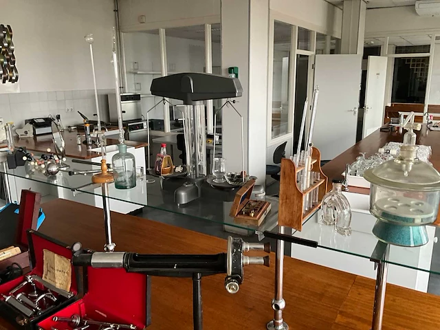 Diverse laboratorium apparatuur en glaswerk - afbeelding 18 van  19
