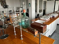 Diverse laboratorium apparatuur en glaswerk - afbeelding 19 van  19