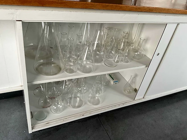 Diverse laboratorium apparatuur en glaswerk - afbeelding 2 van  19
