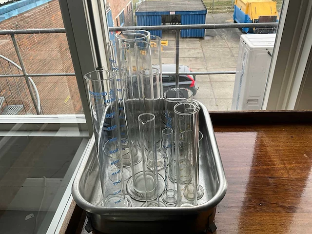 Diverse laboratorium apparatuur en glaswerk - afbeelding 6 van  19