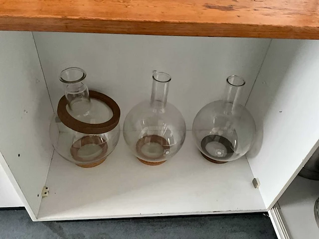 Diverse laboratorium apparatuur en glaswerk - afbeelding 7 van  19
