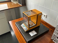 Diverse laboratorium apparatuur en glaswerk - afbeelding 12 van  19