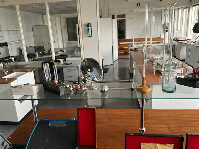 Diverse laboratorium apparatuur en glaswerk - afbeelding 17 van  19