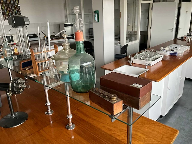 Diverse laboratorium apparatuur en glaswerk - afbeelding 19 van  19