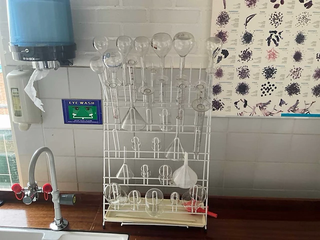 Diverse laboratorium apparatuur en glaswerk - afbeelding 3 van  19