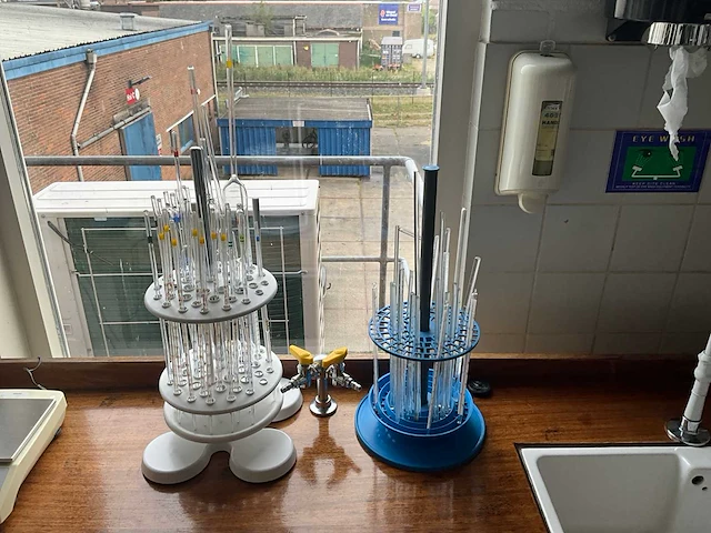 Diverse laboratorium apparatuur en glaswerk - afbeelding 4 van  19