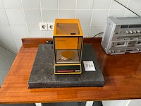 Diverse laboratorium apparatuur en glaswerk