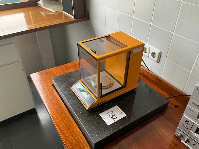 Diverse laboratorium apparatuur en glaswerk - afbeelding 12 van  19