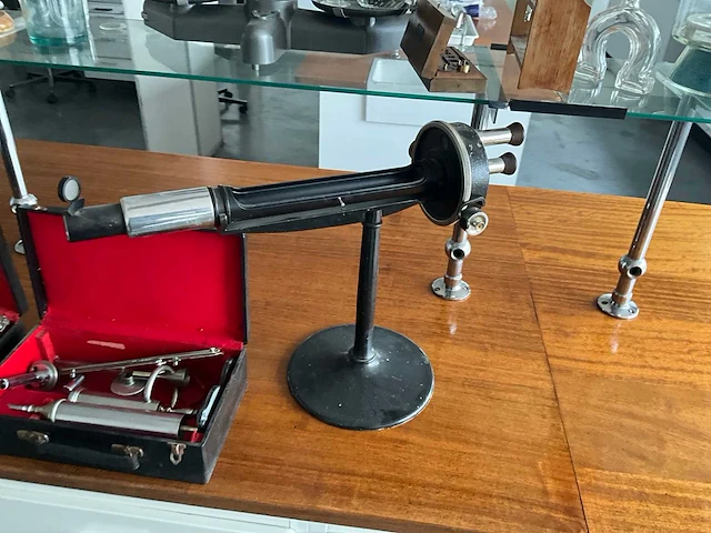 Diverse laboratorium apparatuur en glaswerk - afbeelding 16 van  19