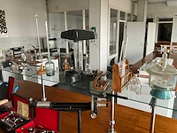 Diverse laboratorium apparatuur en glaswerk - afbeelding 18 van  19