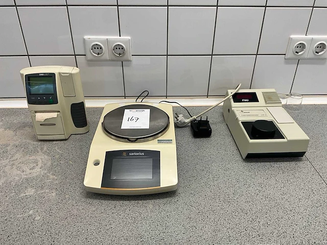 Diverse laboratorium apparatuur - afbeelding 1 van  6