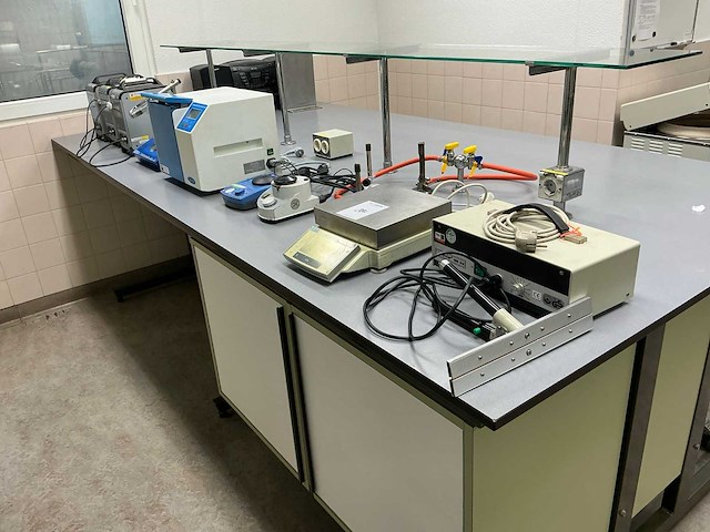 Diverse laboratoriumapparatuur - afbeelding 1 van  6