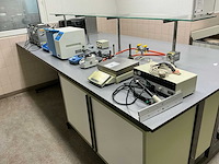 Diverse laboratoriumapparatuur - afbeelding 1 van  6