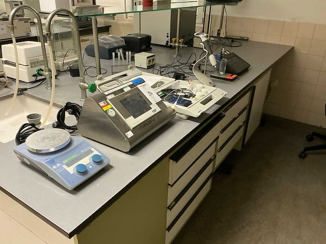 Diverse laboratoriumapparatuur - afbeelding 1 van  4