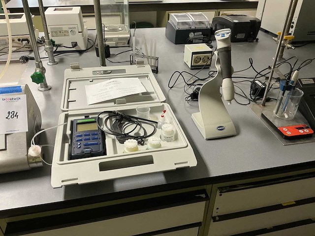 Diverse laboratoriumapparatuur - afbeelding 3 van  4