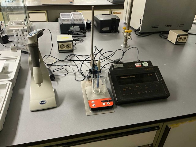 Diverse laboratoriumapparatuur - afbeelding 4 van  4