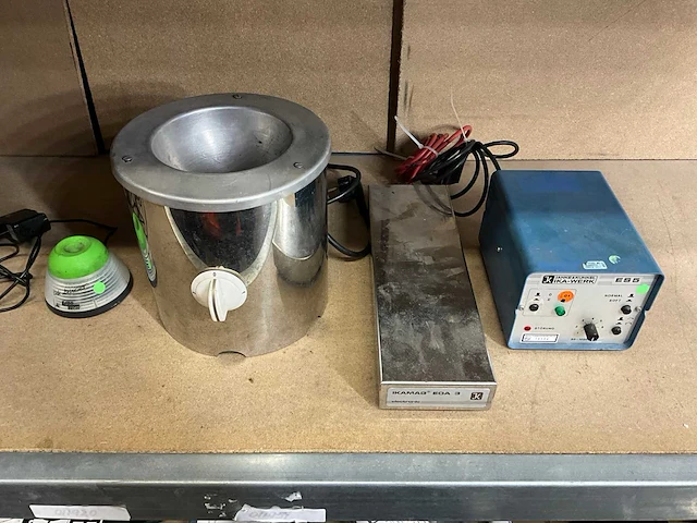 Diverse laboratoriumapparatuur - afbeelding 1 van  6