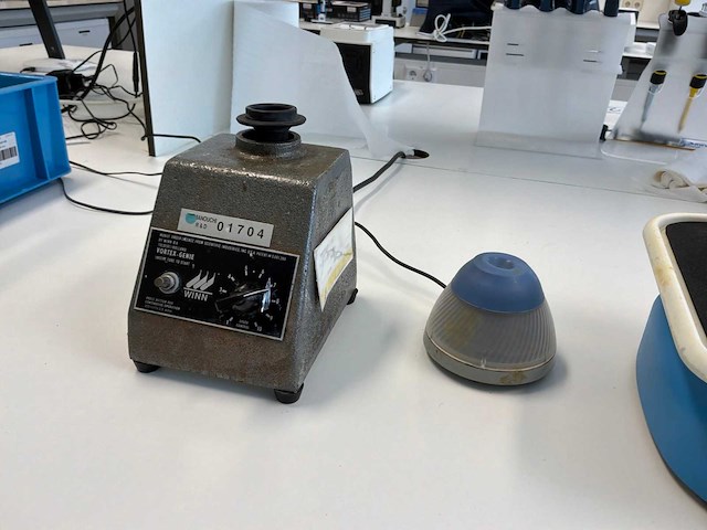 Diverse laboratoriumapparatuur - afbeelding 1 van  5