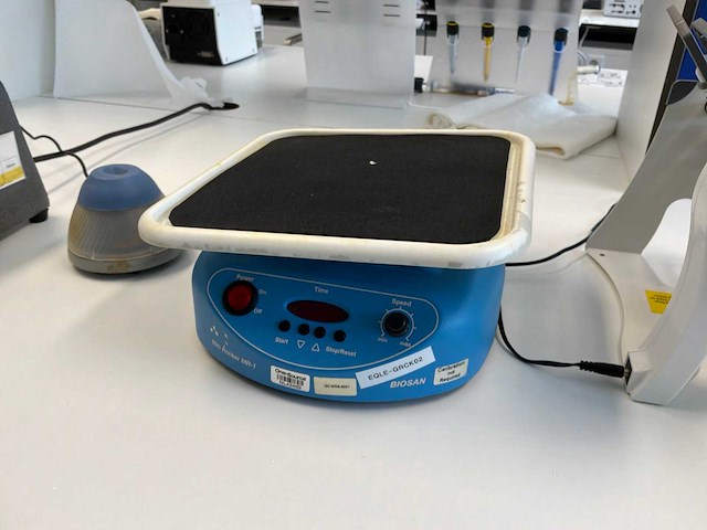Diverse laboratoriumapparatuur - afbeelding 2 van  5