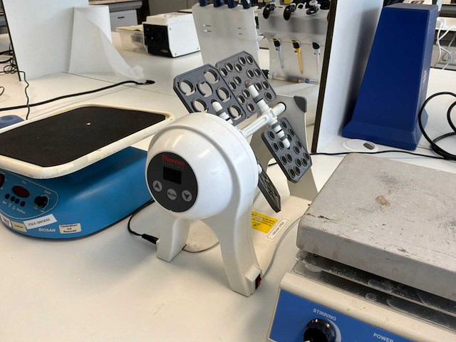 Diverse laboratoriumapparatuur - afbeelding 3 van  5
