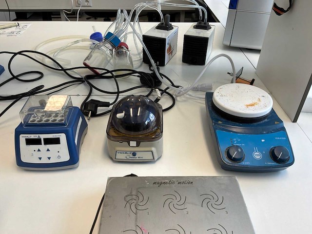 Diverse laboratoriumapparatuur - afbeelding 5 van  5