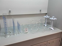 Diverse laboratoriumapparatuur - afbeelding 1 van  3