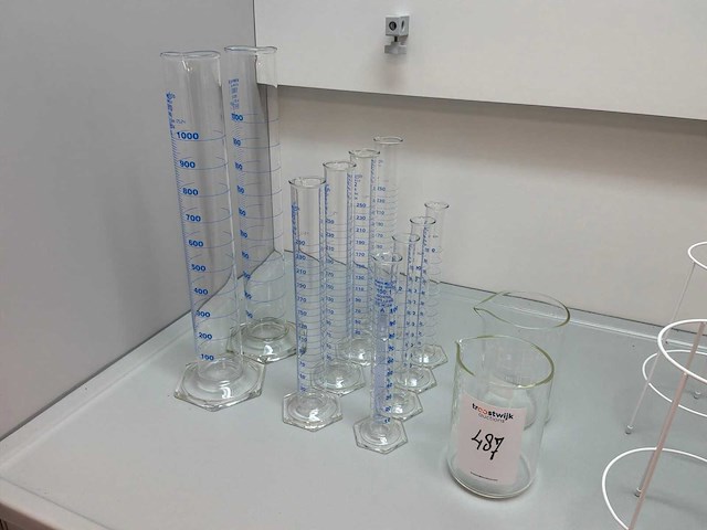 Diverse laboratoriumapparatuur - afbeelding 2 van  3