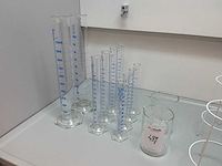 Diverse laboratoriumapparatuur - afbeelding 2 van  3