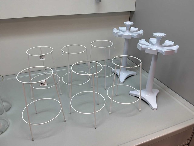 Diverse laboratoriumapparatuur - afbeelding 3 van  3