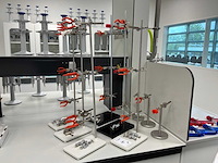 Diverse laboratoriumapparatuur - afbeelding 1 van  3