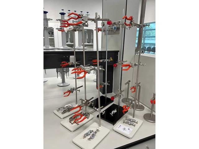 Diverse laboratoriumapparatuur - afbeelding 2 van  3