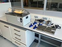 Diverse laboratoriumapparatuur - afbeelding 1 van  7