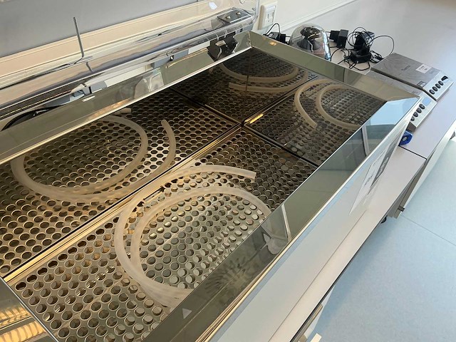 Diverse laboratoriumapparatuur - afbeelding 6 van  7