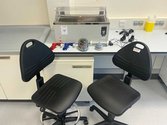 Diverse laboratoriumapparatuur - afbeelding 1 van  9